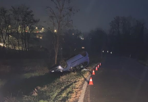 MONCALIERI – Auto si ribalta in strada Revigliasco
