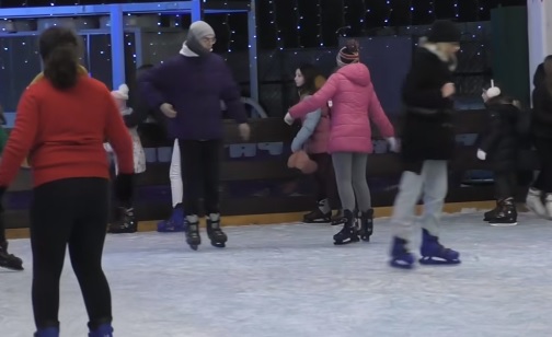 MONCALIERI – Un drink di auguri sulla pista di pattinaggio