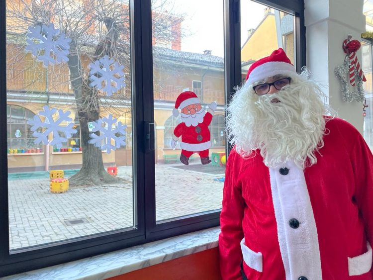 Babbo Natale va a scuola con carta e penna a Poirino