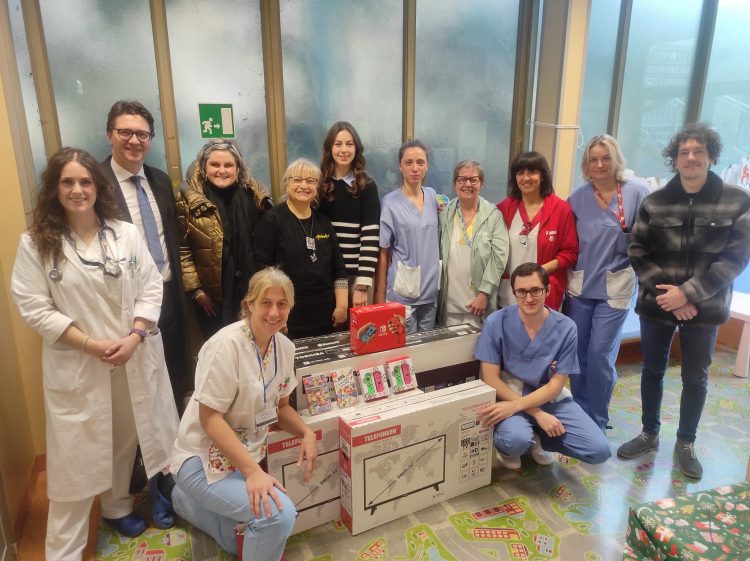 MONCALIERI – Primo doni ai bimbi della pediatria con il progetto dell’associazione ApidiCarta