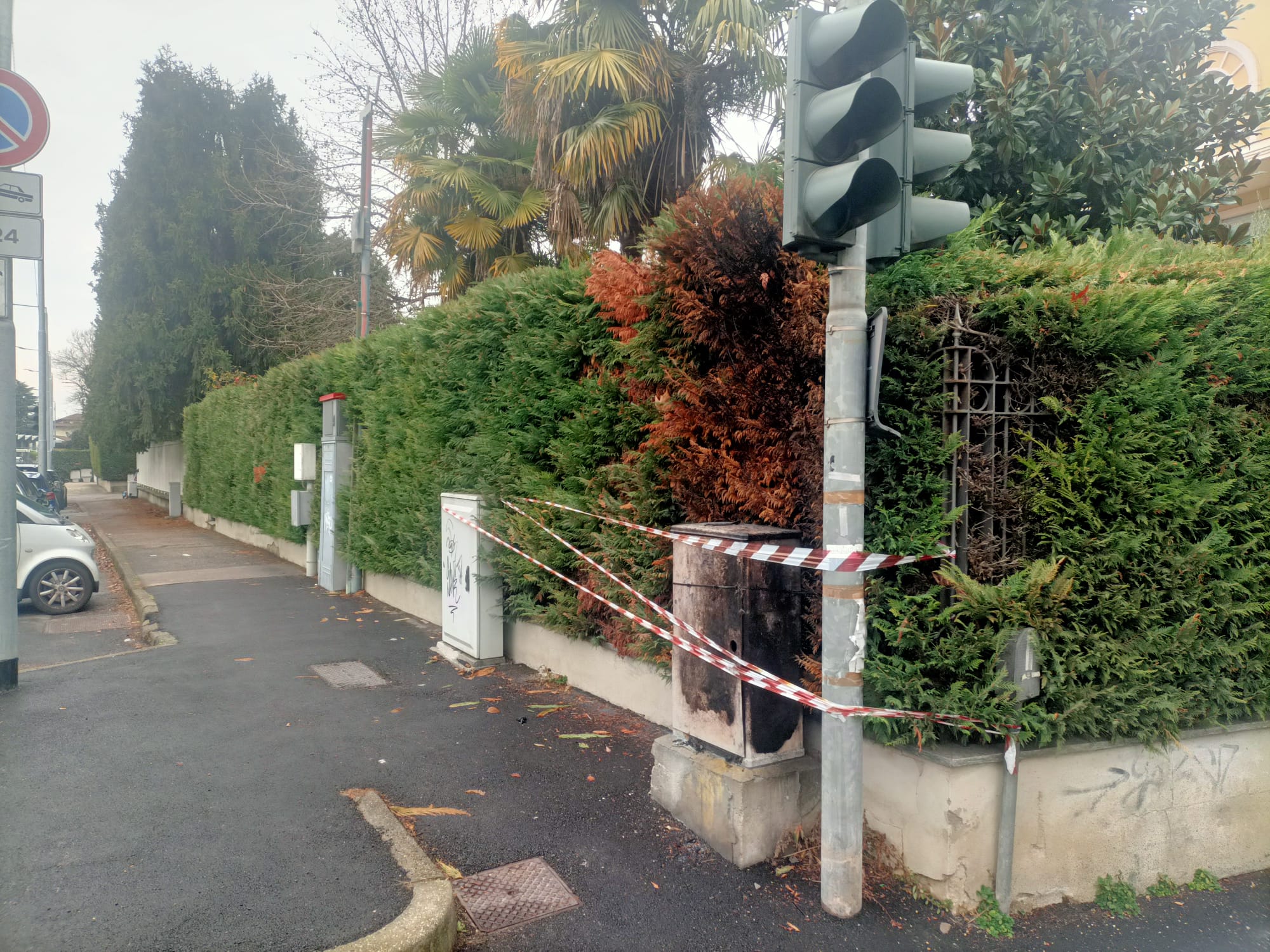 MONCALIERI – Semaforo guasto da due mesi per colpa di un piromane, ma mancano i materiali per aggiustarlo