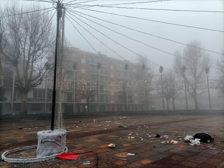 NICHELINO – Vandali scatenati nella piazza centrale a capodanno: come l’anno scorso