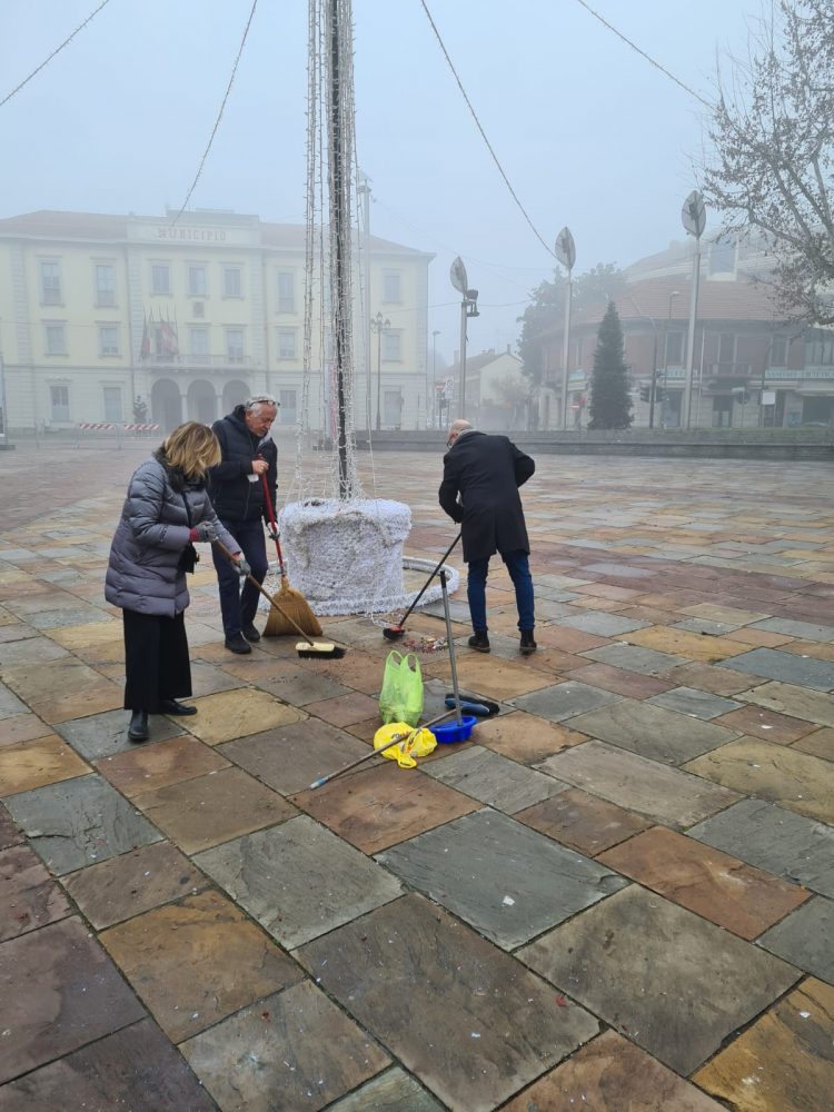 NICHELINO – Pulizia della piazza centrale completata in mattinata