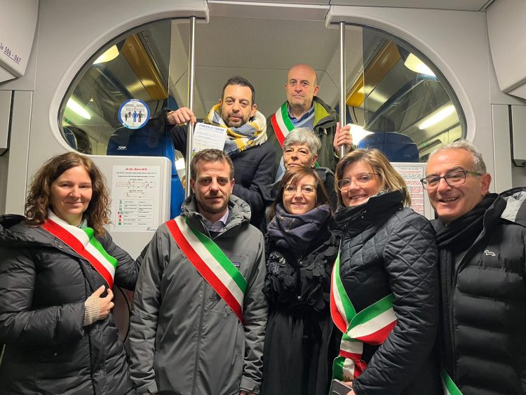 FERROVIA PINEROLO-TORINO – Sindaci, assessori e consiglieri sul treno per denunciare i disservizi