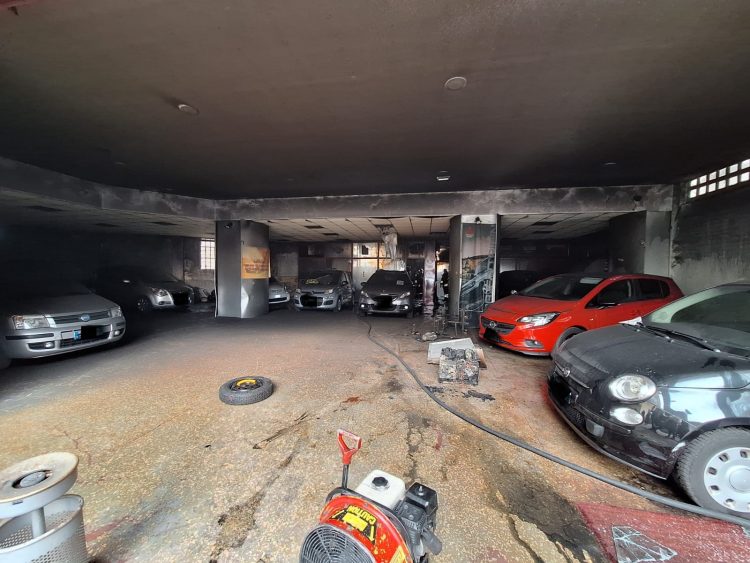 MONCALIERI – Incendio in una concessionaria di via Pastrengo