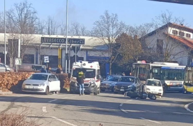 NICHELINO – Incidente in Largo Delle Alpi: motociclista ferito
