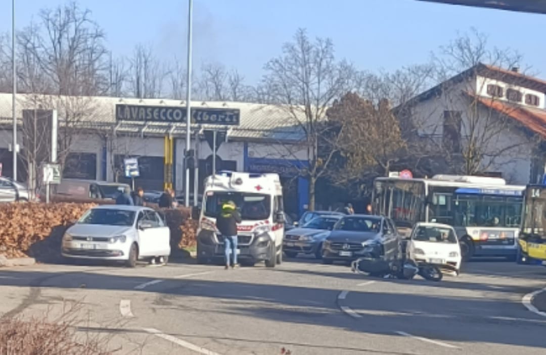 NICHELINO – Incidente in Largo Delle Alpi: motociclista ferito
