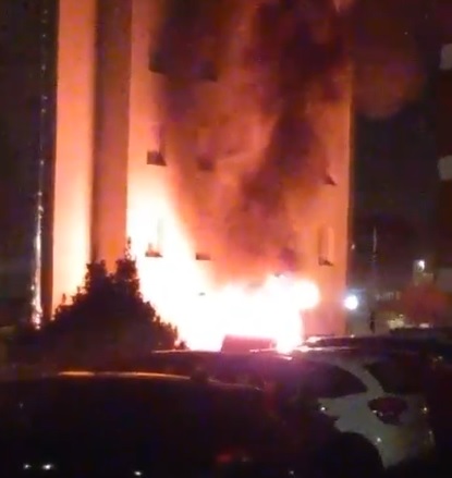 MONCALIERI – Incendio auto in un cortile di via Juglaris