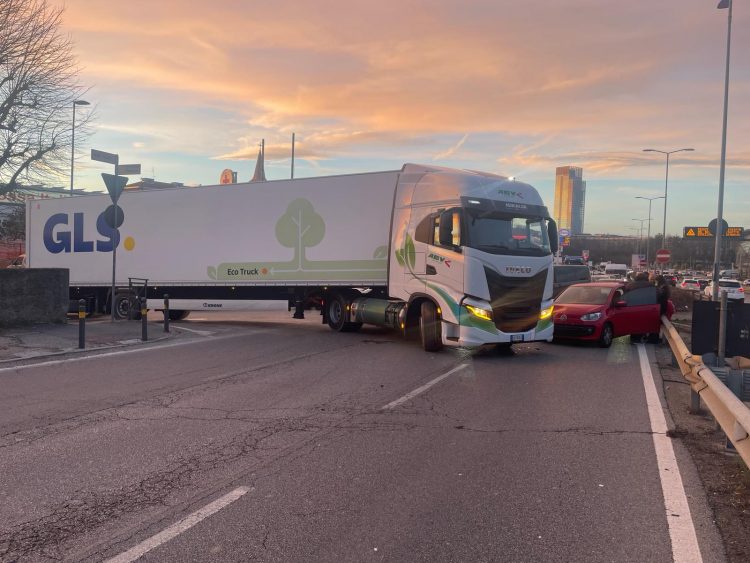 MONCALIERI – Incidente tra un tir e un’auto intasa corso Trieste