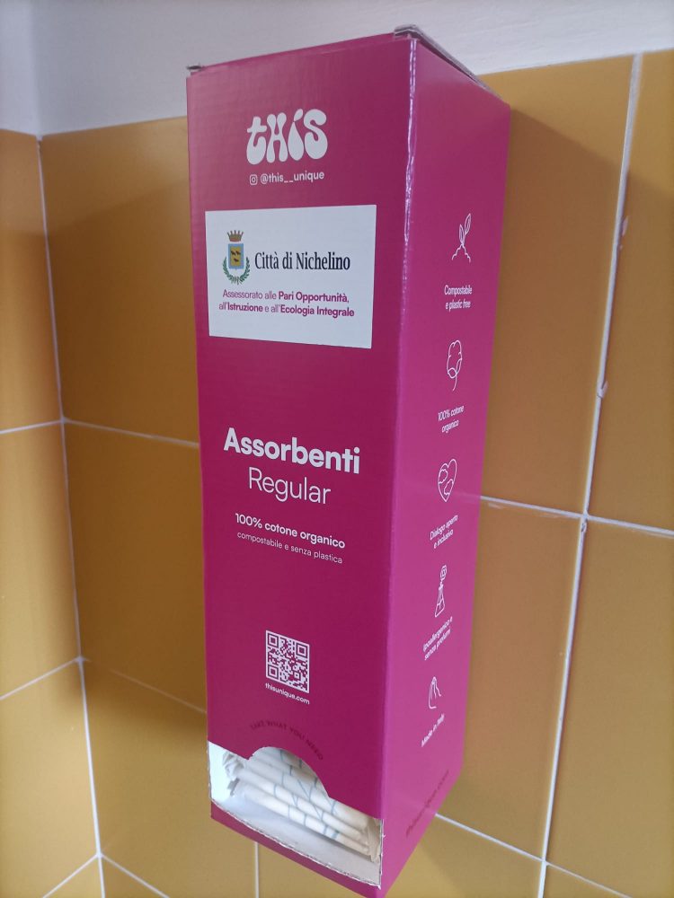 NICHELINO – Installati i distributori gratuiti di assorbenti negli edifici pubblici della città