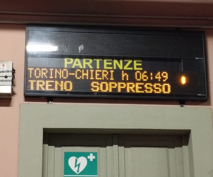 TRENI – Rompono i vetri del treno e sulla Sfm1 il lunedì inizia con consueti ritardi