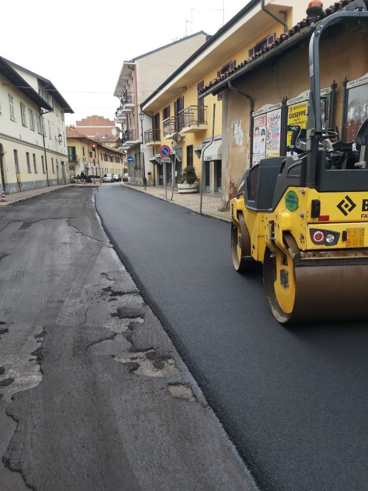 VILLASTELLONE – In corso i cantieri per l’asfaltatura di via Cossolo
