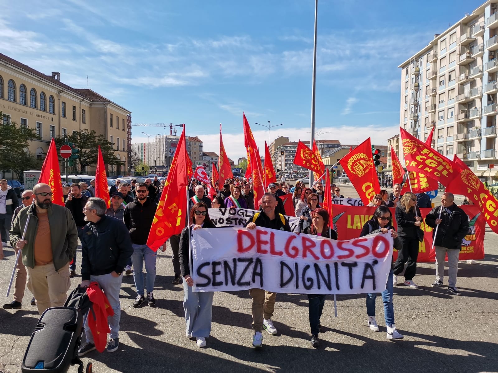 NICHELINO – I lavoratori Delgrosso manifestano e la Regione crea un fondo per chi non ha cassa integrazione