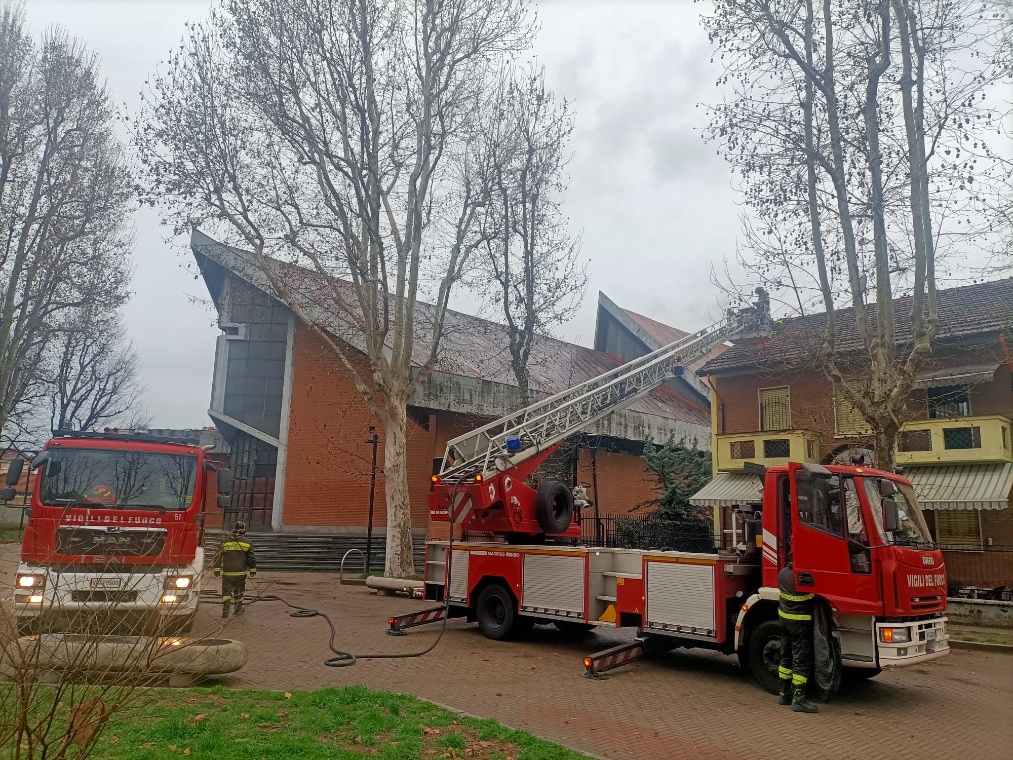 NICHELINO – Principio di incendio sul tetto di una birreria