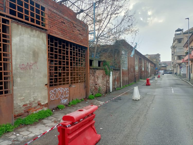 NICHELINO – Muro di un fabbricato rischia il crollo: chiusa parte di via Moncenisio