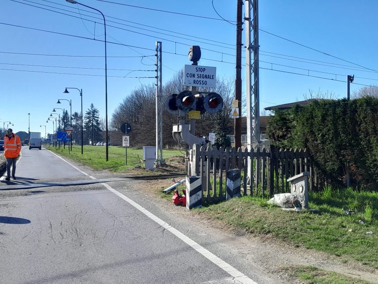 VINOVO – Camion sfonda passaggio a livello in via Stupinigi