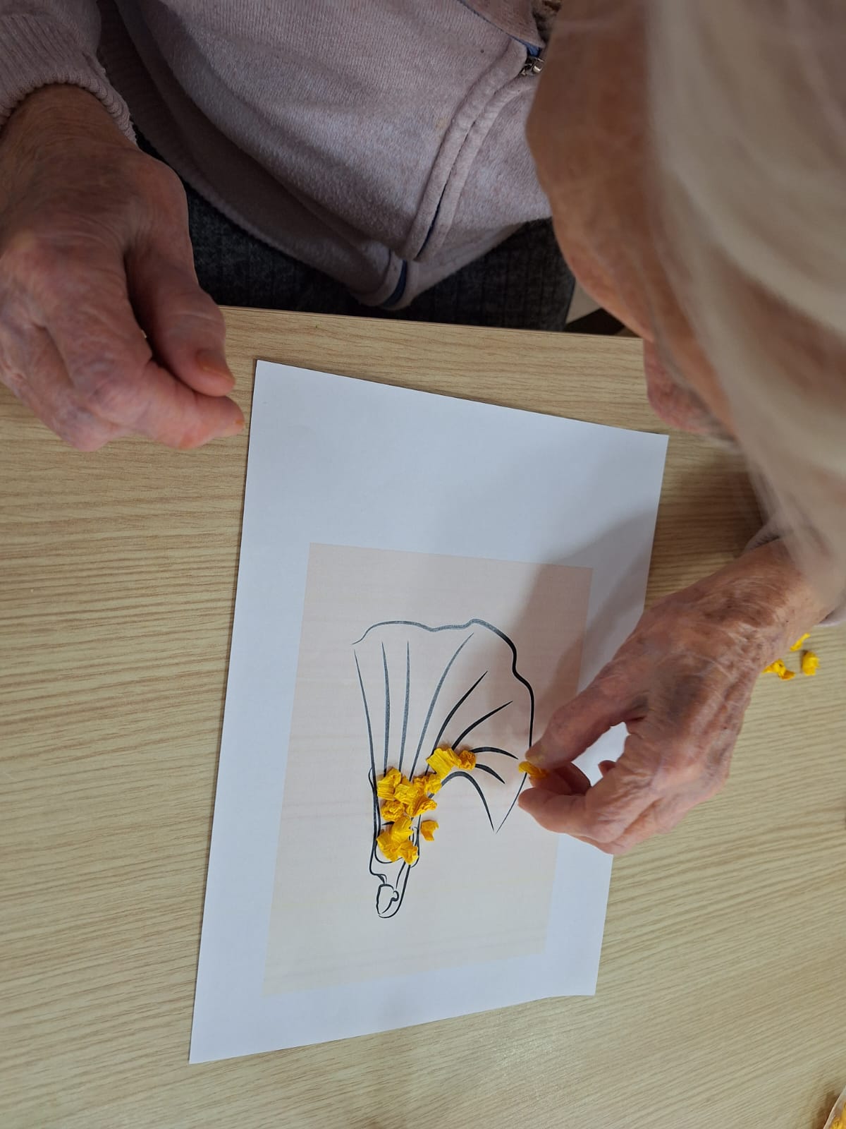 CARMAGNOLA – Laboratorio creativo di mimose alla rsa il Faggio per la festa della donna