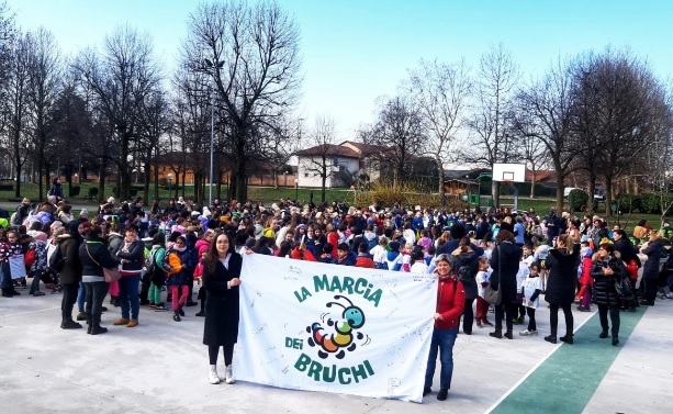 CARMAGNOLA – I ragazzi delle scuole e la marcia dei bruchi