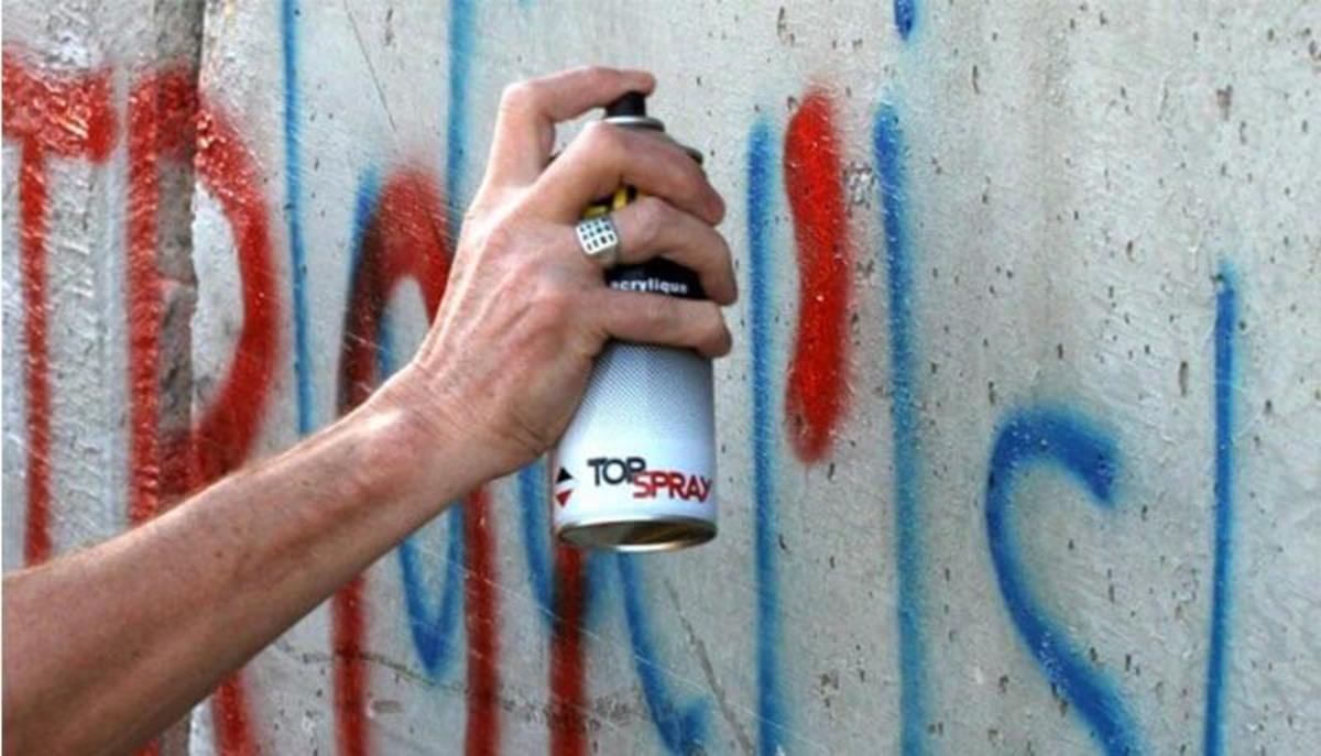 MONCALIERI – Un vandalo solo dietro gli imbrattamenti di corso Dante?
