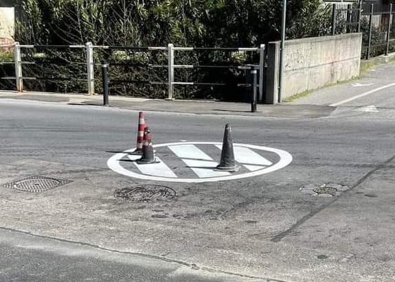 CARMAGNOLA – Polemica sulla rotatoria ‘mini’ di via Chiffi: ieri un incidente ha riacceso la diatriba