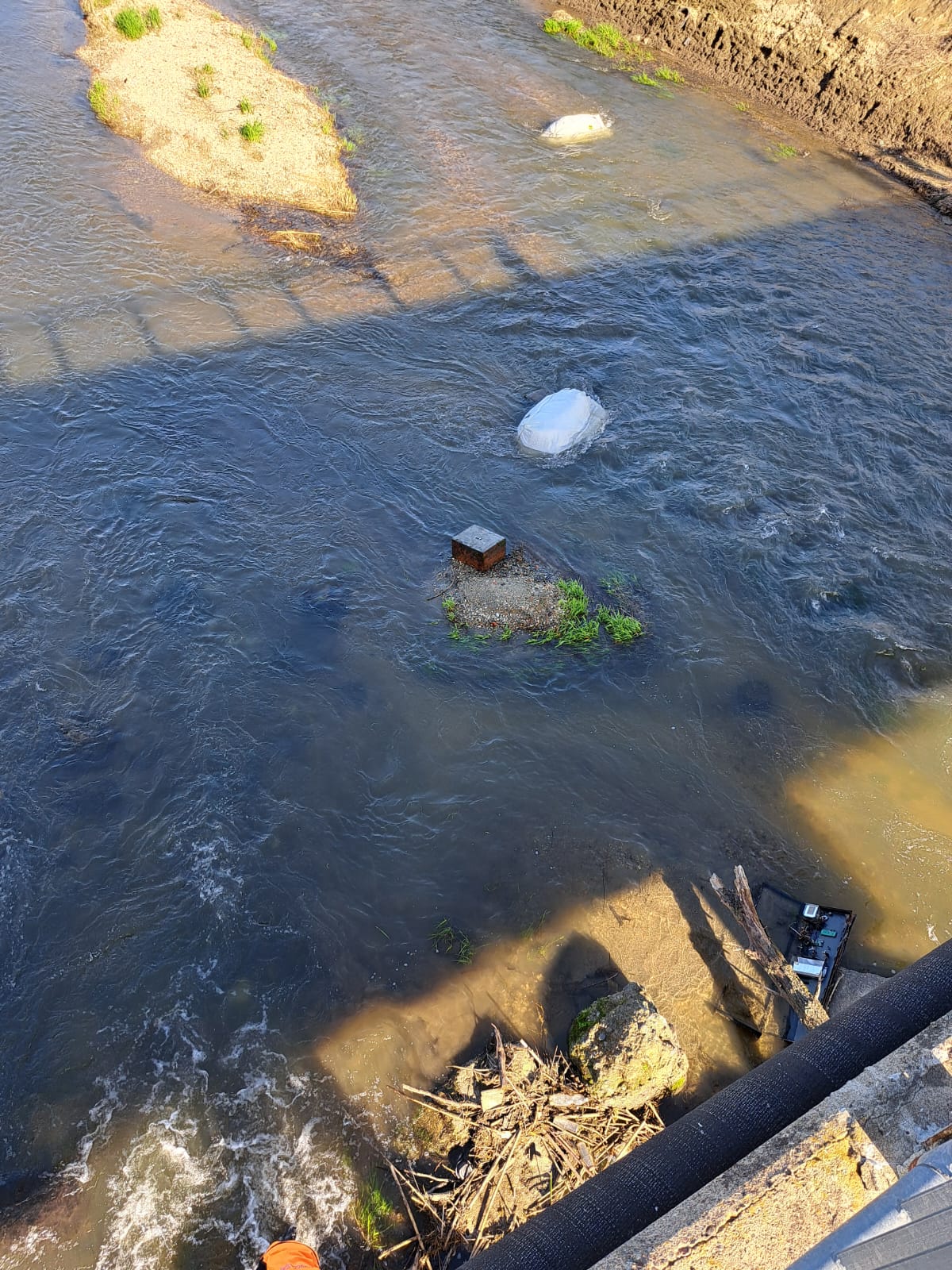 MONCALIERI – Sacchi di lana di roccia buttati nel Chisola: caccia agli inquinatori