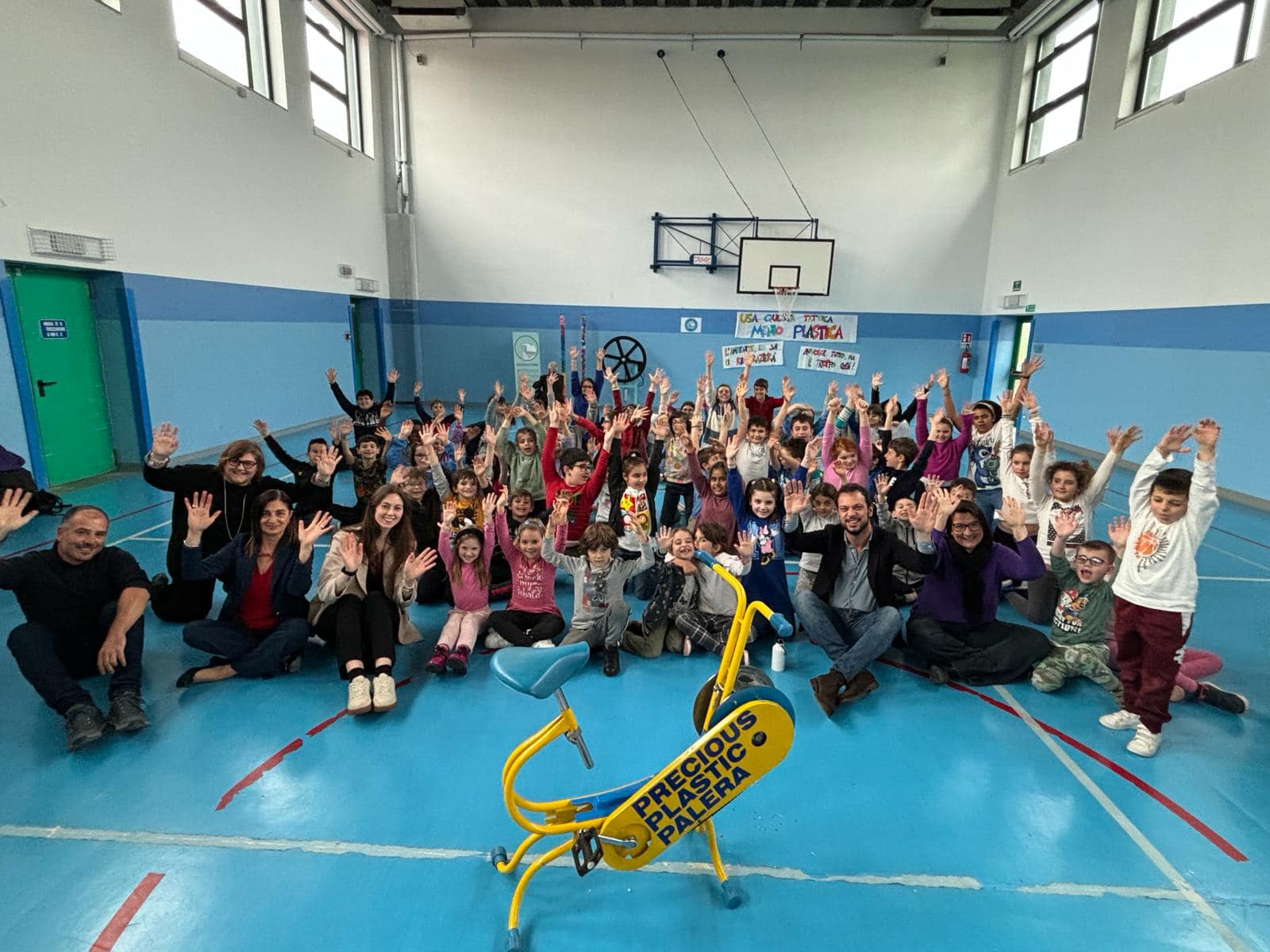 MONCALIERI – Una cyclette che trita i rifiuti di plastica per poi creare nuovi oggetti: alla scuola De Amicis