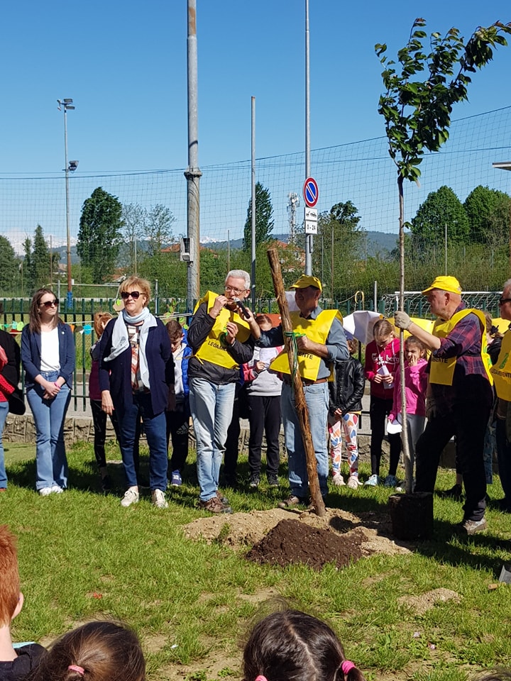 SANTENA – I bimbi delle elementari piantano alberi per combattere il cambiamento climatico