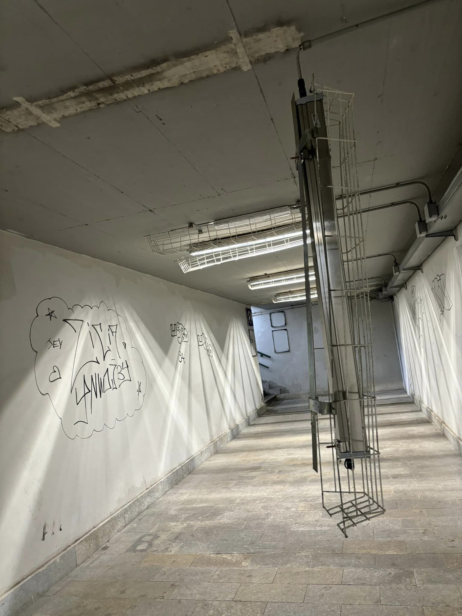 MONCALIERI – Si stacca un neon nel sottopasso della stazione Sangone