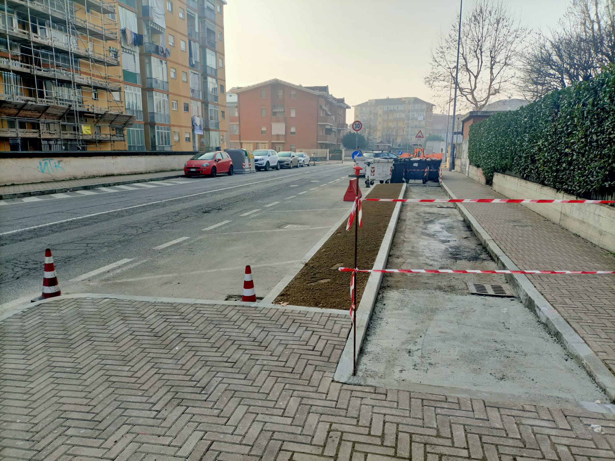 NICHELINO – I lavori della pista ciclabile arrivano in via San Matteo: caos e disagi alla circolazione