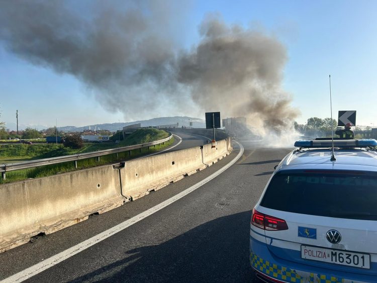 LA LOGGIA – Caos allo svincolo della tangenziale per una vettura in fiamme