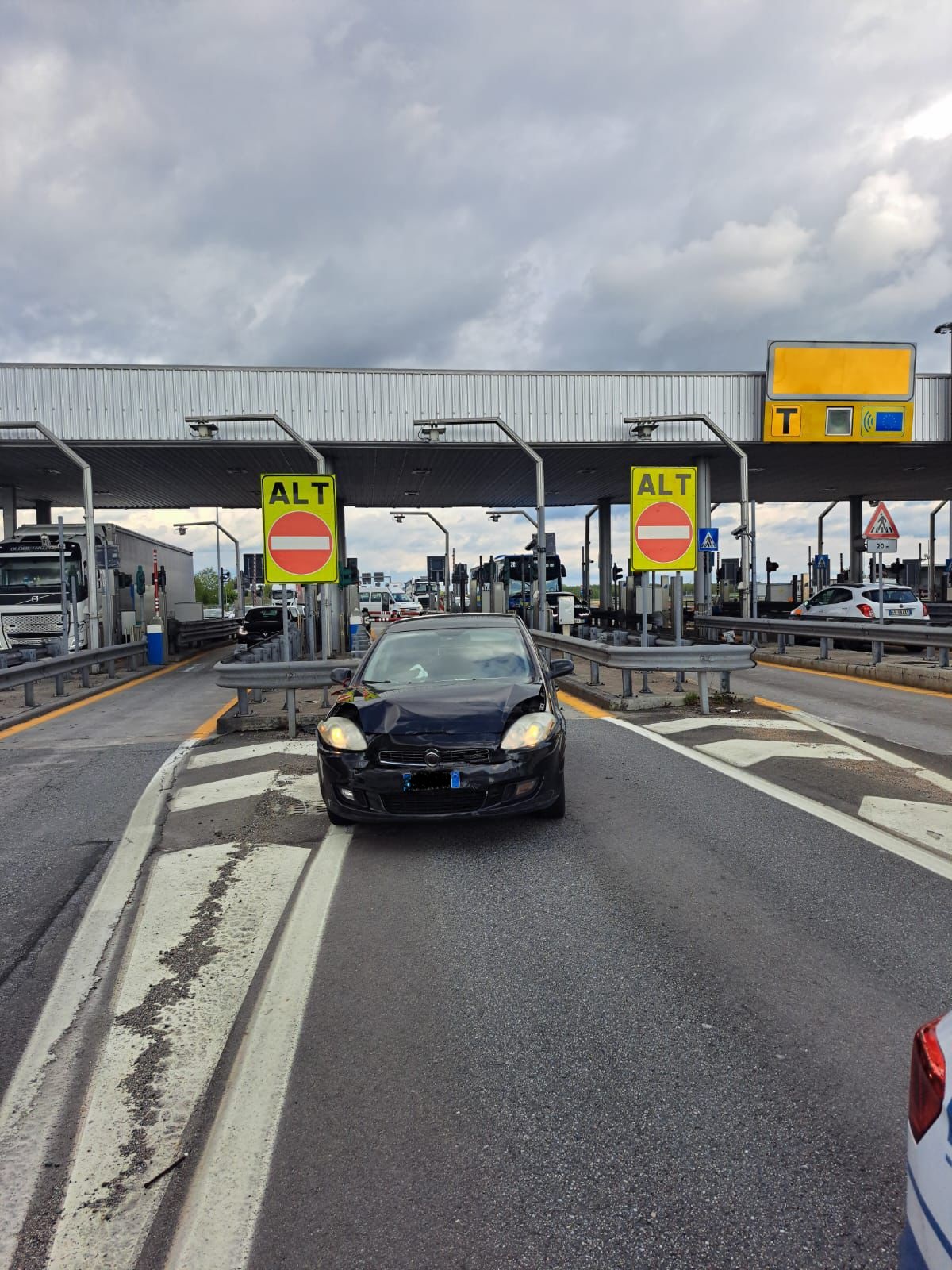 TROFARELLO – Incidente al casello della tangenziale: cinque feriti