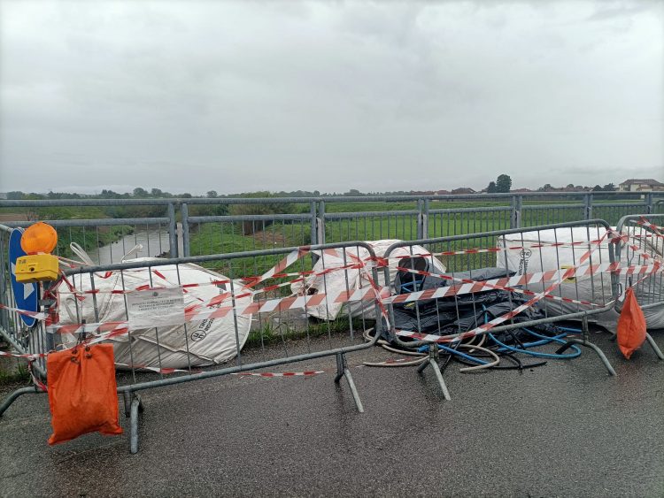 MONCALIERI – I sacchi di lana di roccia recuperati nel Chisola lasciati ancora in strada dopo un mese