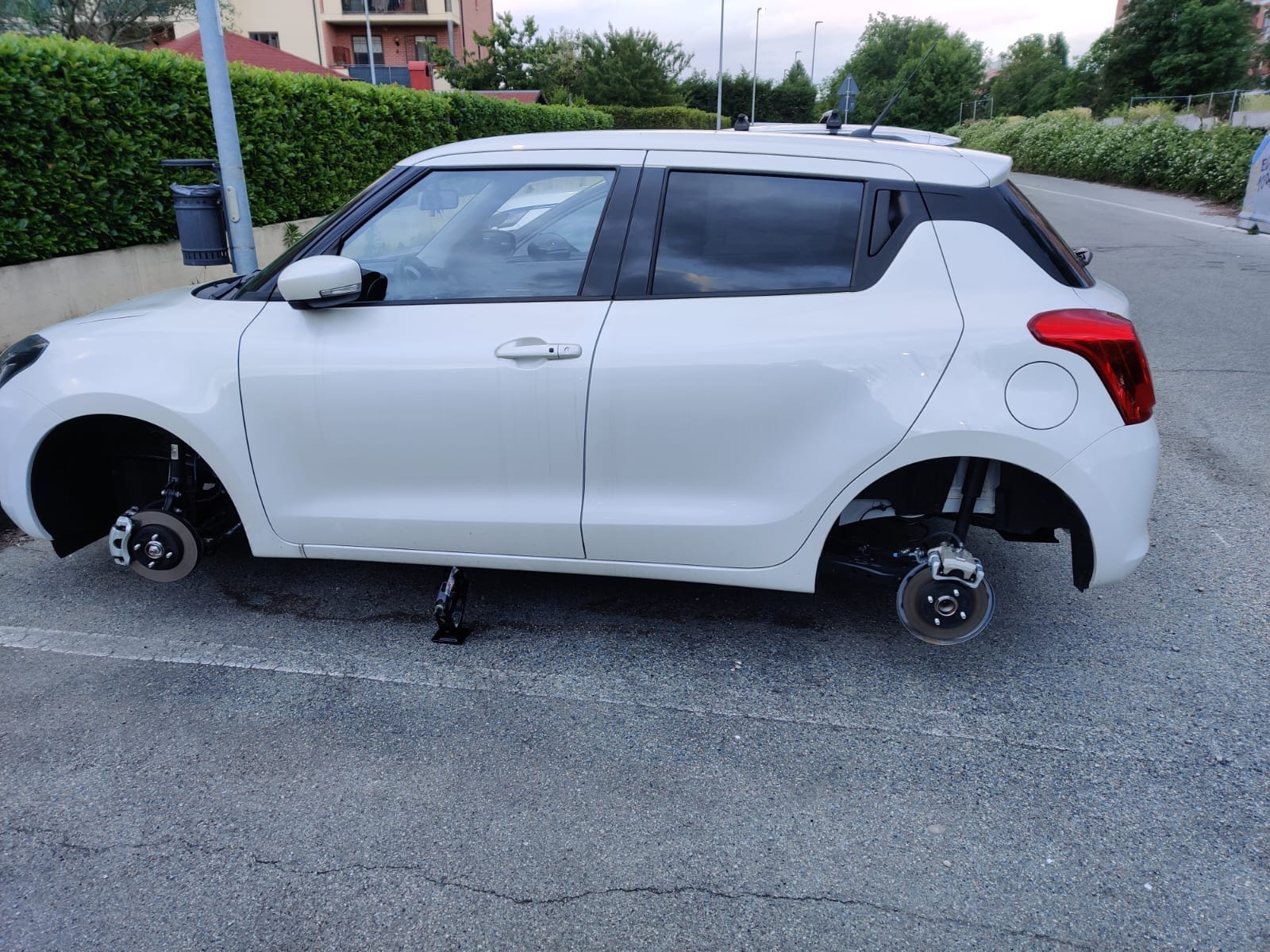 NICHELINO – Predoni di parti d’auto di nuovo in azione in via Gioberti