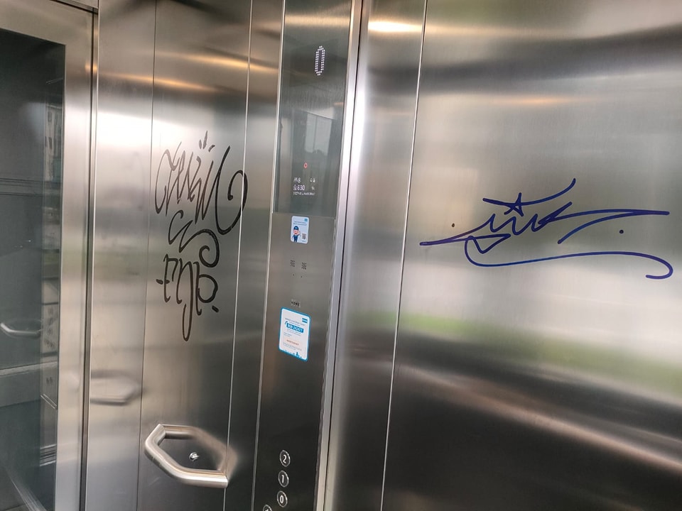 MONCALIERI – Vandali imbrattano l’ascensore panoramico al multipiano