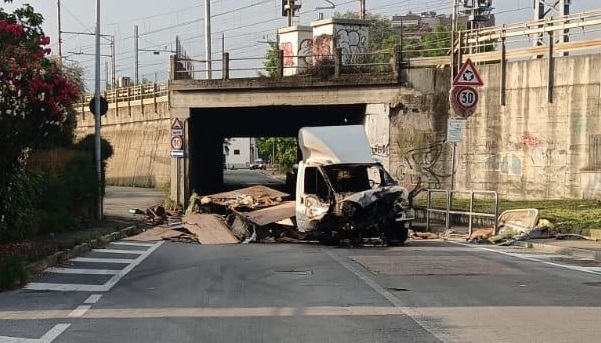 MONCALIERI – Camioncino di rifiuti si ribalta e prende fuoco in via Peschiera