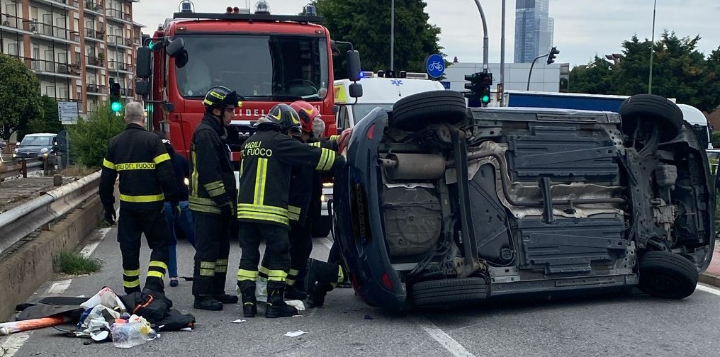 MONCALIERI – Incidente in corso Roma: due feriti con auto ribaltata