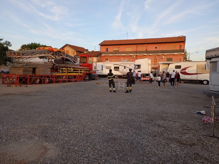 TROFARELLO – Voragine nel piazzale della stazione per il peso eccessivo di una giostra