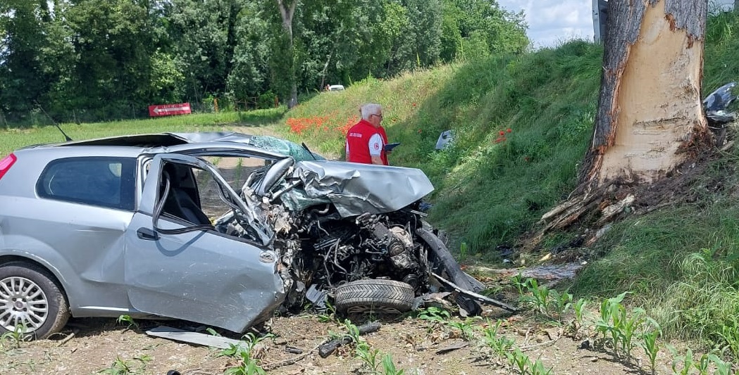 CARIGNANO – Incidente mortale in via Villastellone: auto contro albero