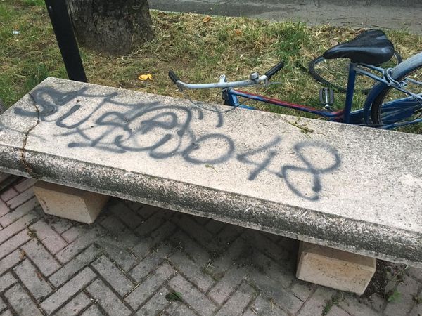 VINOVO – Vandali deturpano panchine e spaccano biciclette