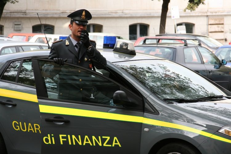 CARMAGNOLA – Arresti per estorsione, ricettazione e possesso d’armi collegati alla criminalità organizzata