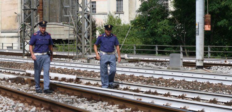 MONCALIERI – Cammina sui binari: traffico ferroviario in tilt