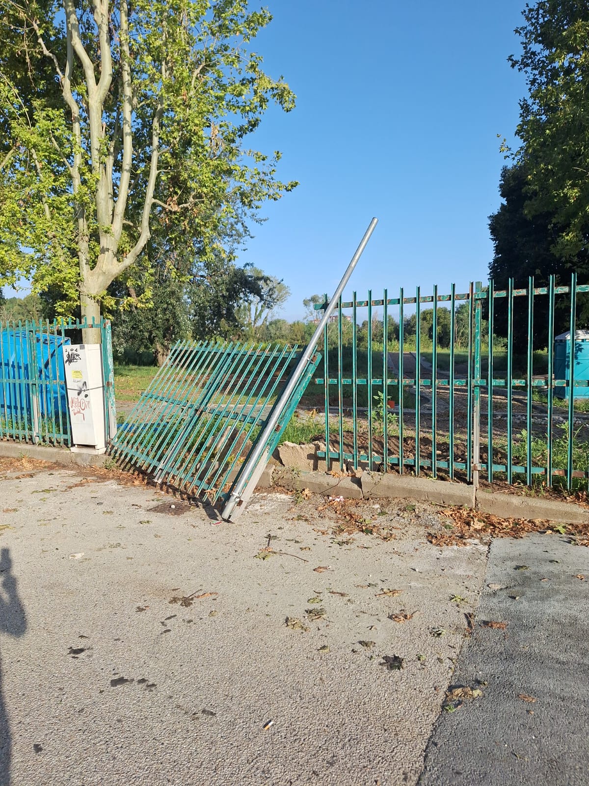 MONCALIERI – Sfondata una porzione di cancellata di Lungo Po Abellonio