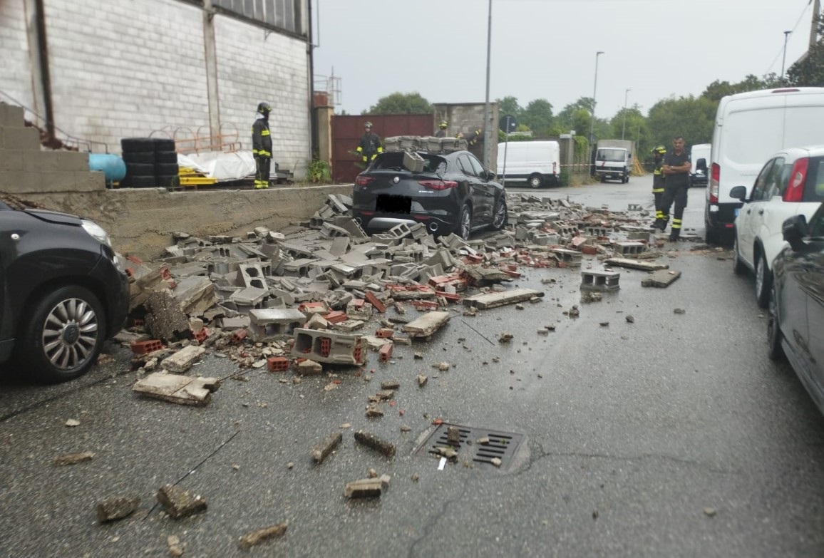 NICHELINO – Il crollo del muro di una ditta sulle auto parcheggiate a causa del maltempo
