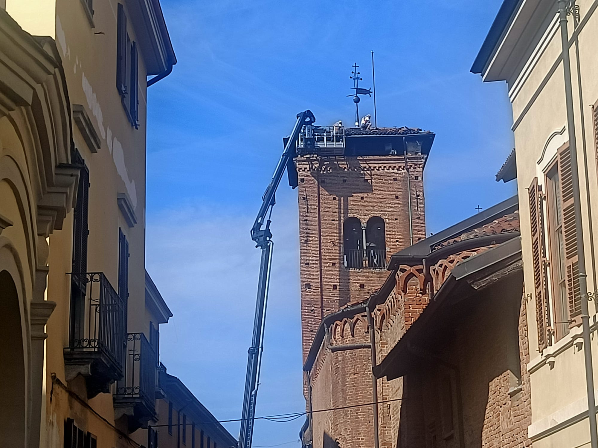MONCALIERI – Divelte le tegole del campanile della Collegiata dal maltempo