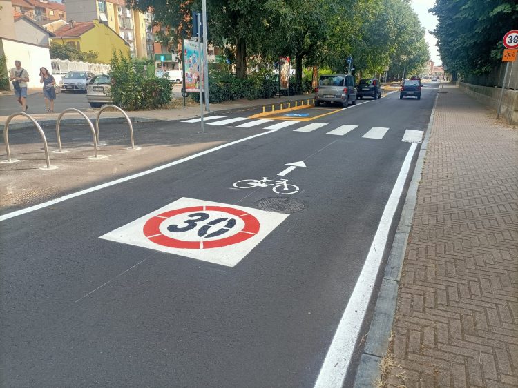 NICHELINO – La maxi pista ciclabile si allunga e vengono salvati alcuni parcheggi