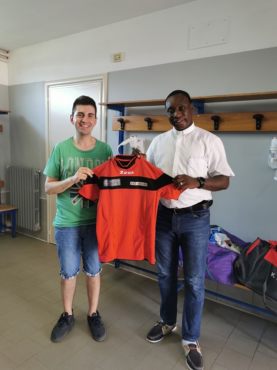 CARMAGNOLA – Le maglie di calcio del Salsasio in Benin per aiutare i bambini meno fortunati