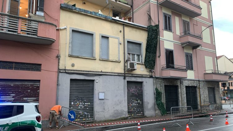 MALTEMPO – A Moncalieri cade una ringhiera in via Bogino, fulmine colpisce centralina a Trofarello