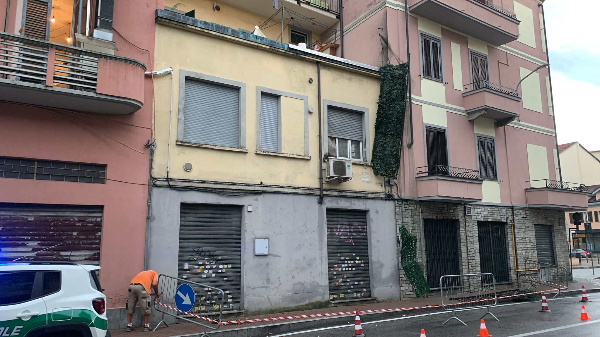 MALTEMPO – A Moncalieri cade una ringhiera in via Bogino, fulmine colpisce centralina a Trofarello