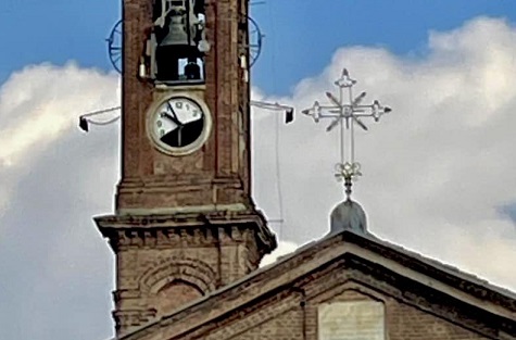 NICHELINO – Il maltempo fa crollare parte dell’orologio del campanile della Trinità