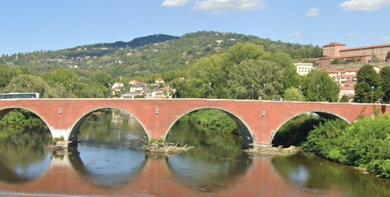 MONCALIERI – Partono i lavori di rimozione tronchi alberi sotto il Ponte del Po